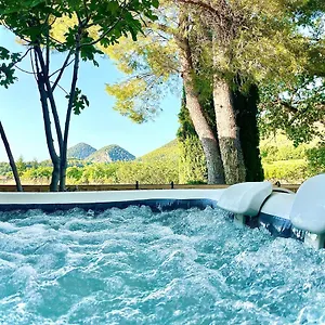 https://appartement-avec-jacuzzi-privatif-piscine-chauffe-et.fr-provencehotel.com